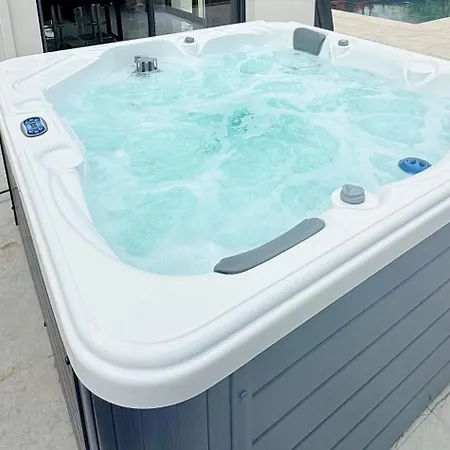 Sumptuous Luxury With Pool And Jacuzzi Willa *